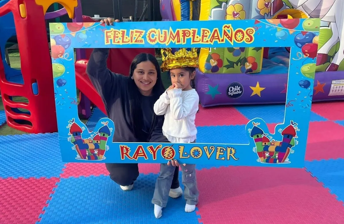 Niños celebrando su cumpleaños con el marco Feliz Cumpleaños Rayo Lover