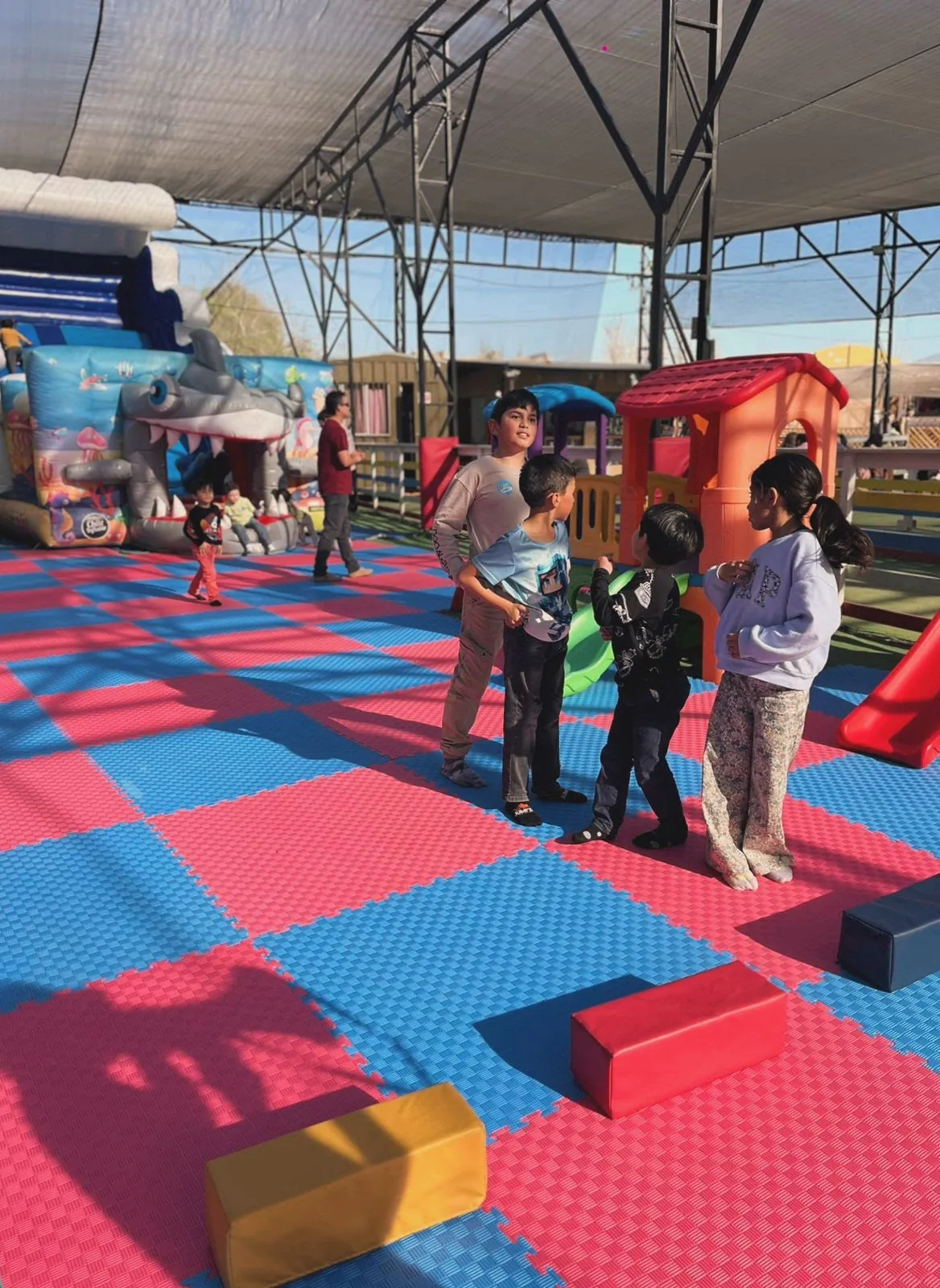 Monitores y niños jugando en el parque Rayo Inflables